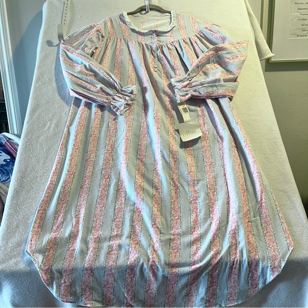 Henson Kickernick Vintage Floral Blue & Pink Nightgown Size M 100% cotton NWT